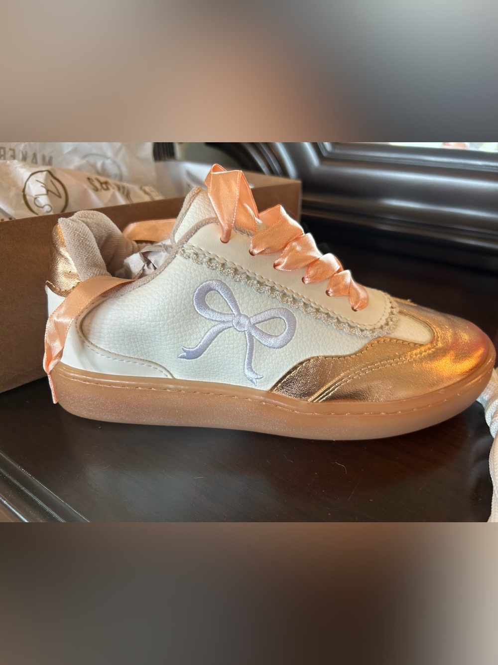Size 6 Women’s White & Rose Gold Ribbon Accent Sneakers